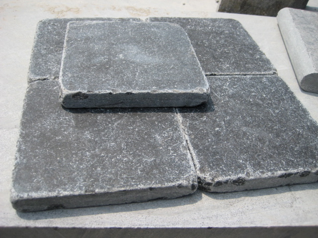 Building Material Natural Limestone Flamed/Honed/Tumbled Bluestone for Floor Tiles and Paving Stone and Wall Cladding/Facade