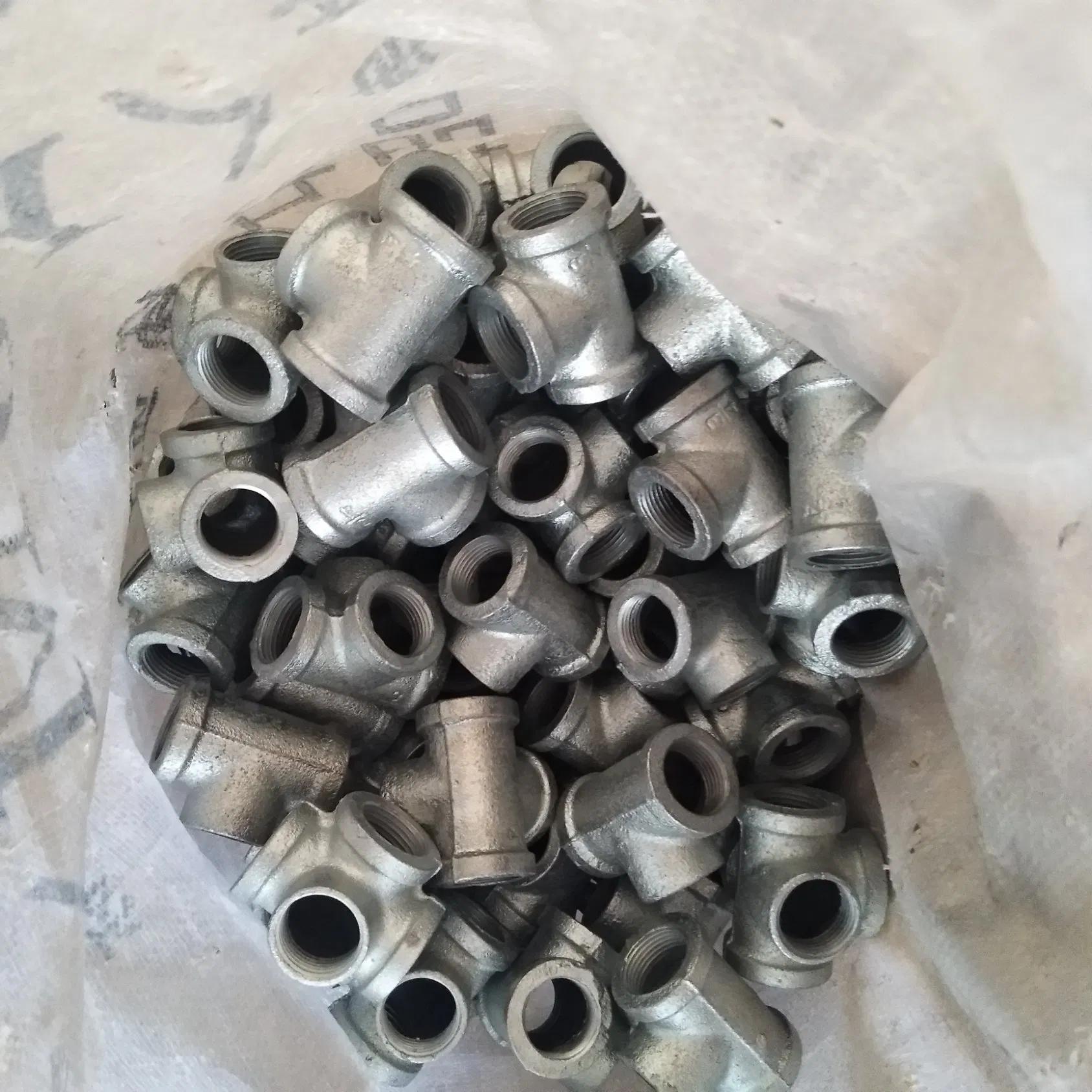 Quick Delivery Galvanized Malleable Iron Plain Elbow Tee Socket Plug for Plumbing