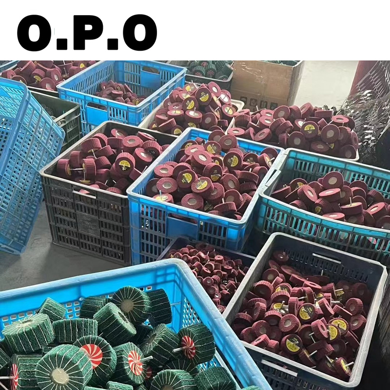 Лепестковый круг из нетканого абразива для металла