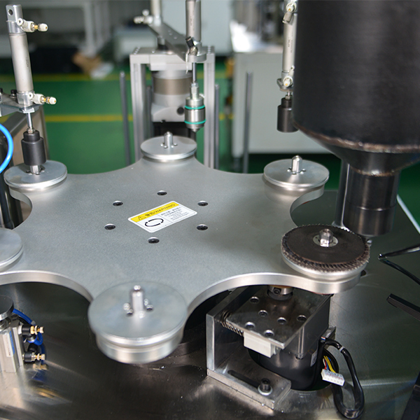 Автоматическая машина для нанесения абразивного клея на лепестковые диски