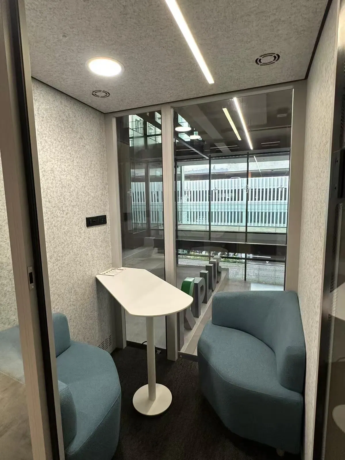 Eco-Friendly Movable Soundproof Phone Booth for 4 People