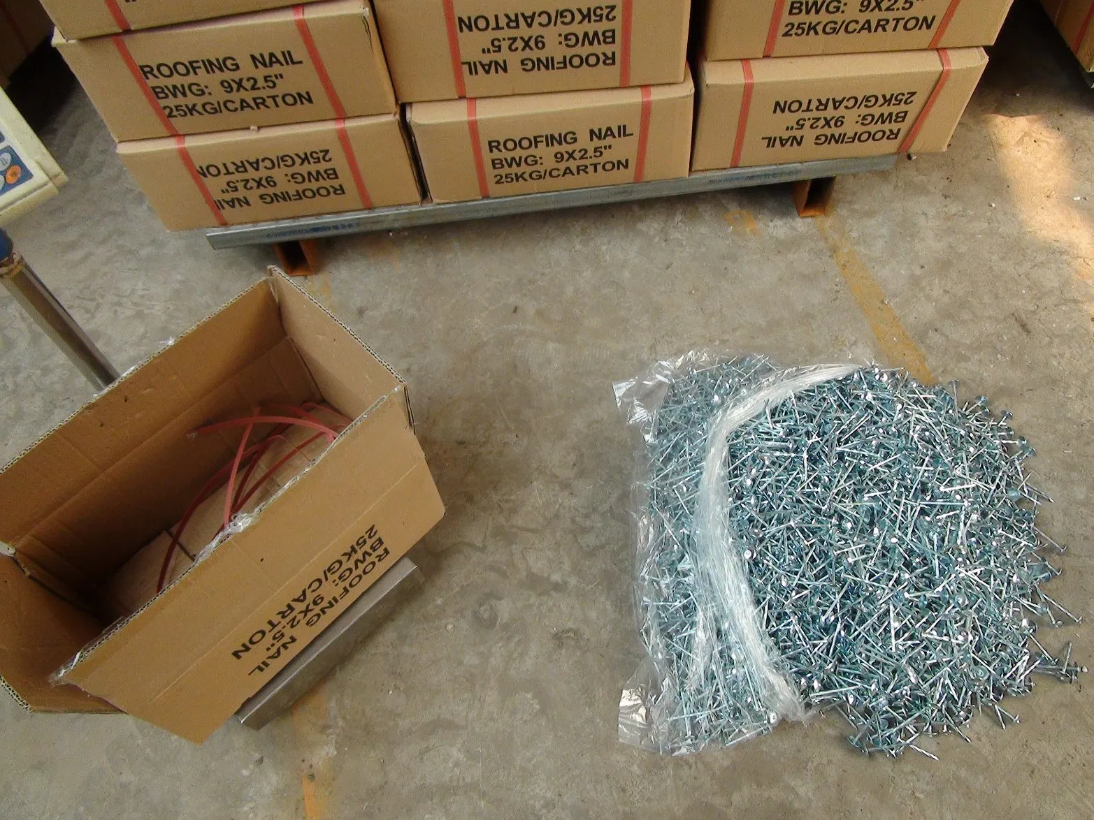 Galvanized Roofing Nails 2"X Bwg9, 2.5"X Bwg10