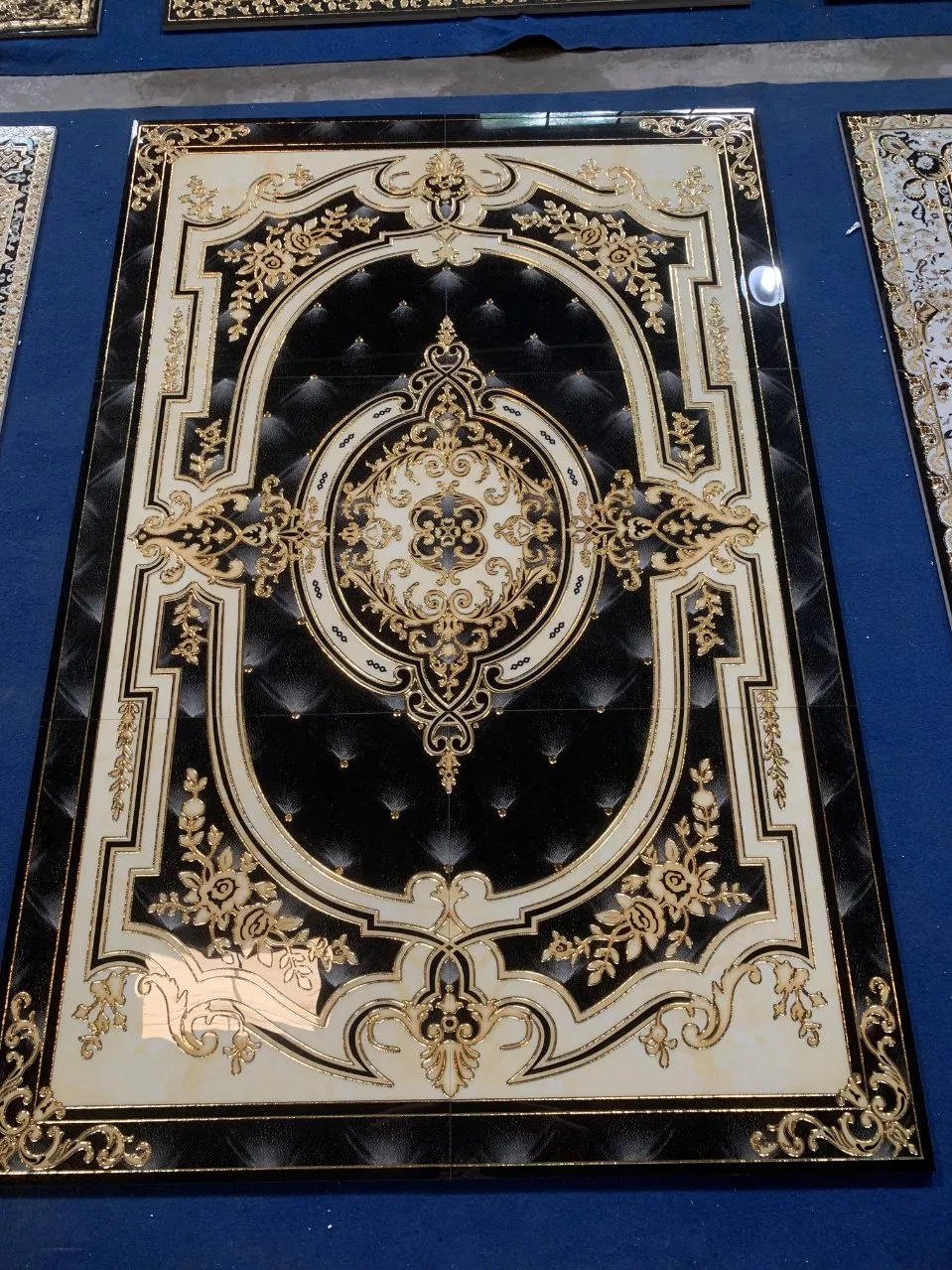 Керамическая плитка с золотым узором и подсветкой 1800x1200мм