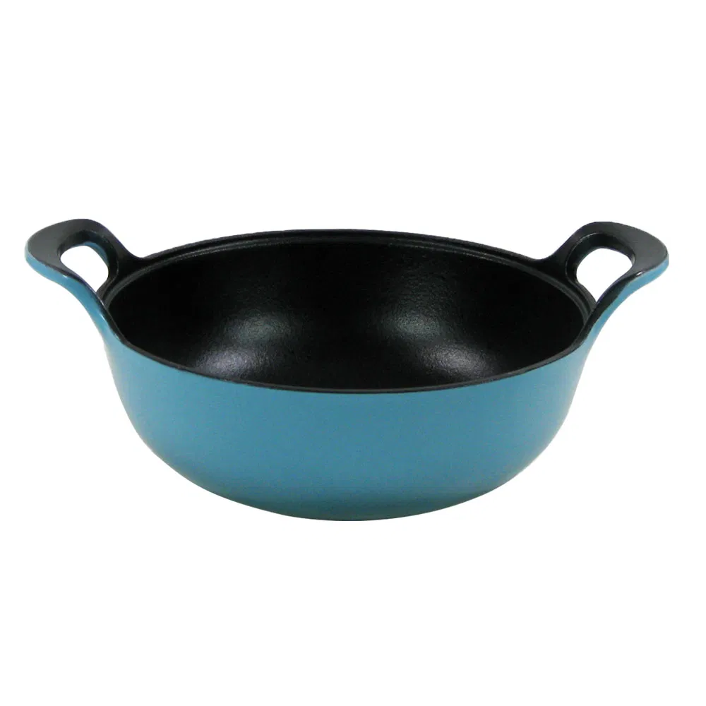 Чугунный вок с плоским дном и ручками