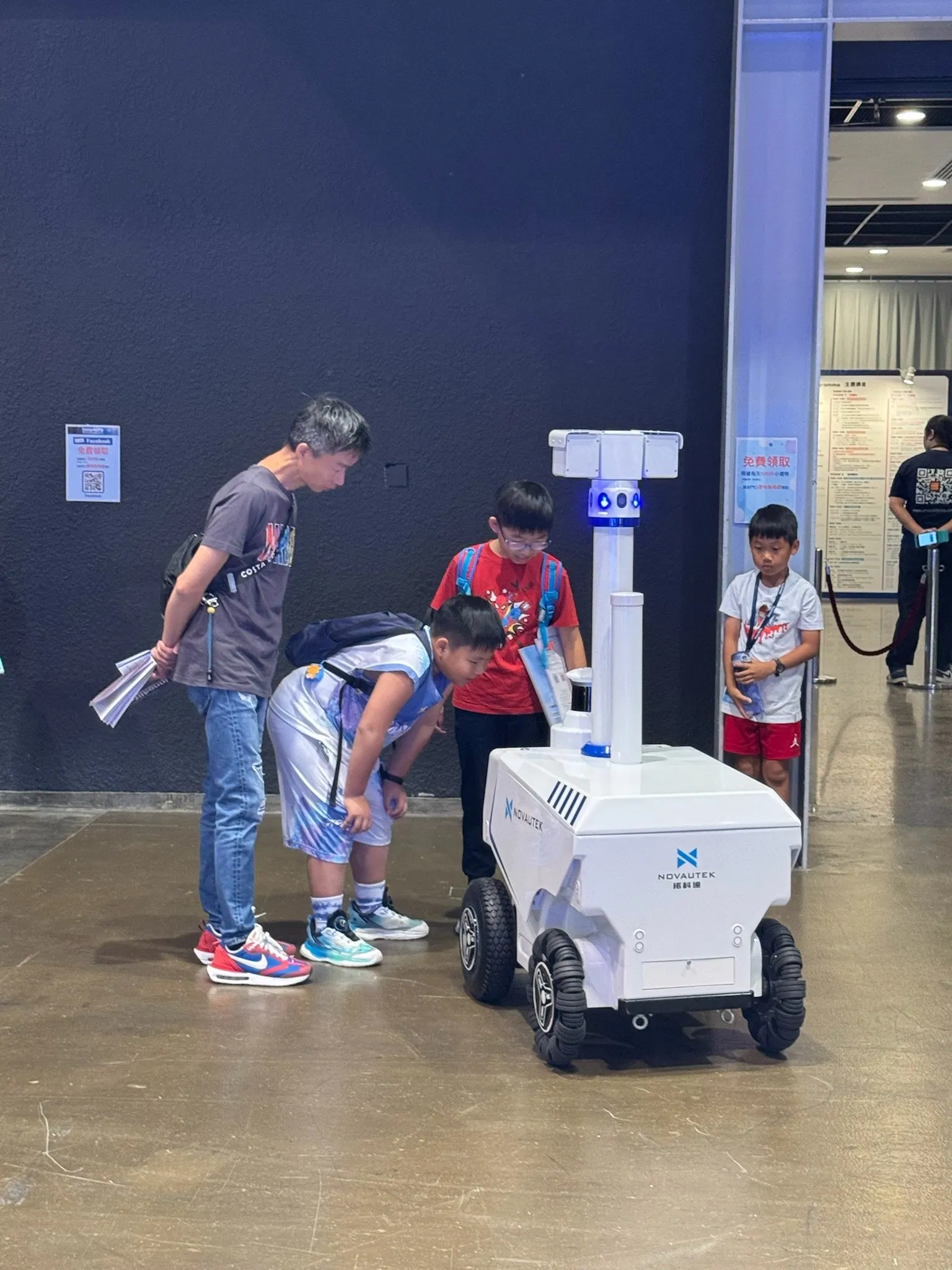 Large Area Patrol Robot Autonomous Security Guard Face Recognition Robot Security Smart Robot