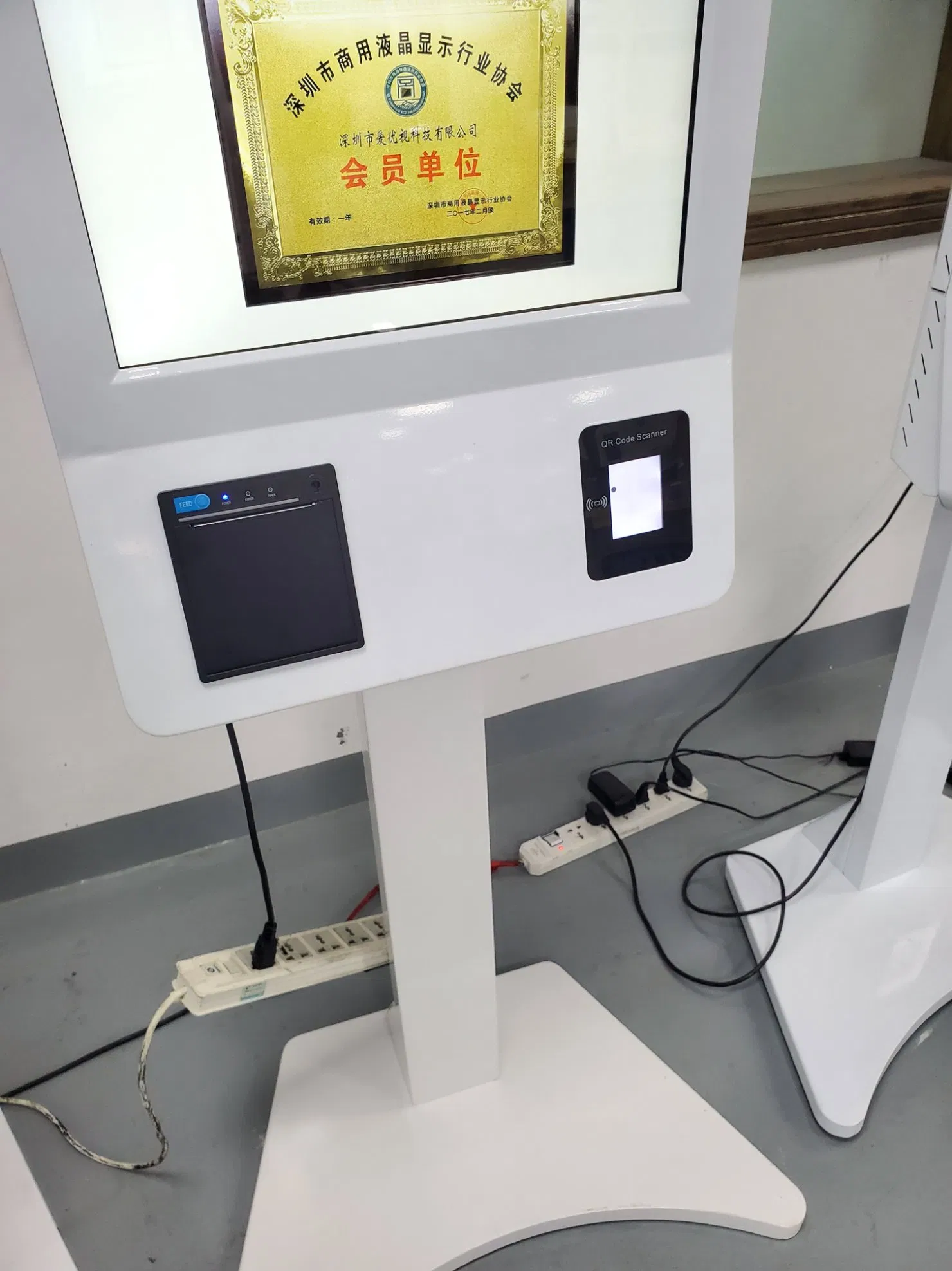 32 Inch Touch Screen Payment Kiosk NFC Card Reader Self Service Kiosk Bar Code Reader