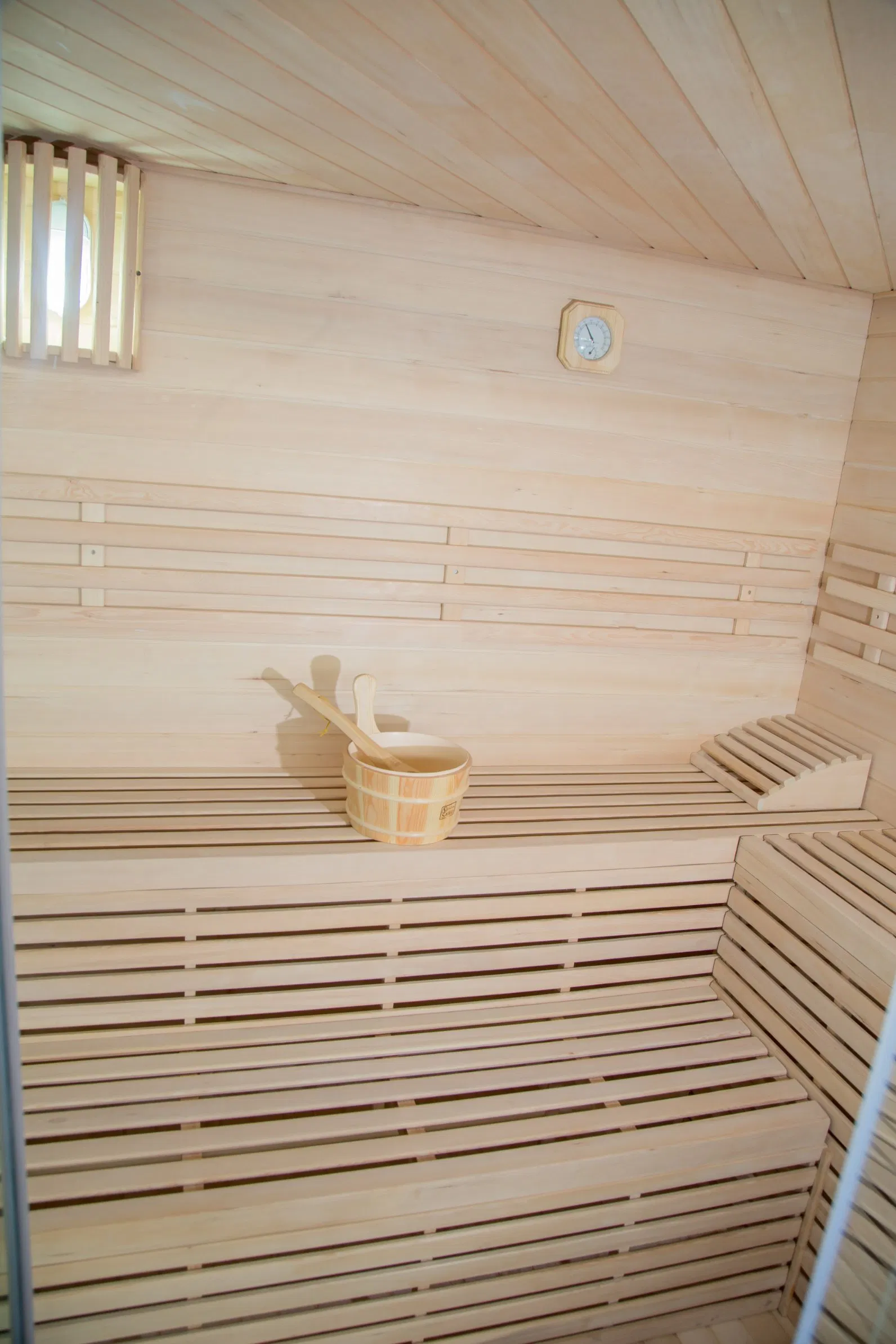 Финская сауна для дома с двухъярусной скамьей