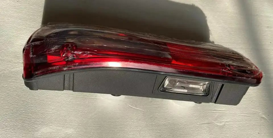 Left Non-Metallic Bumper LED Headlamp Assembly for Sinotruk HOWO Sitrak Truck (Part No. 812W25101-6021)