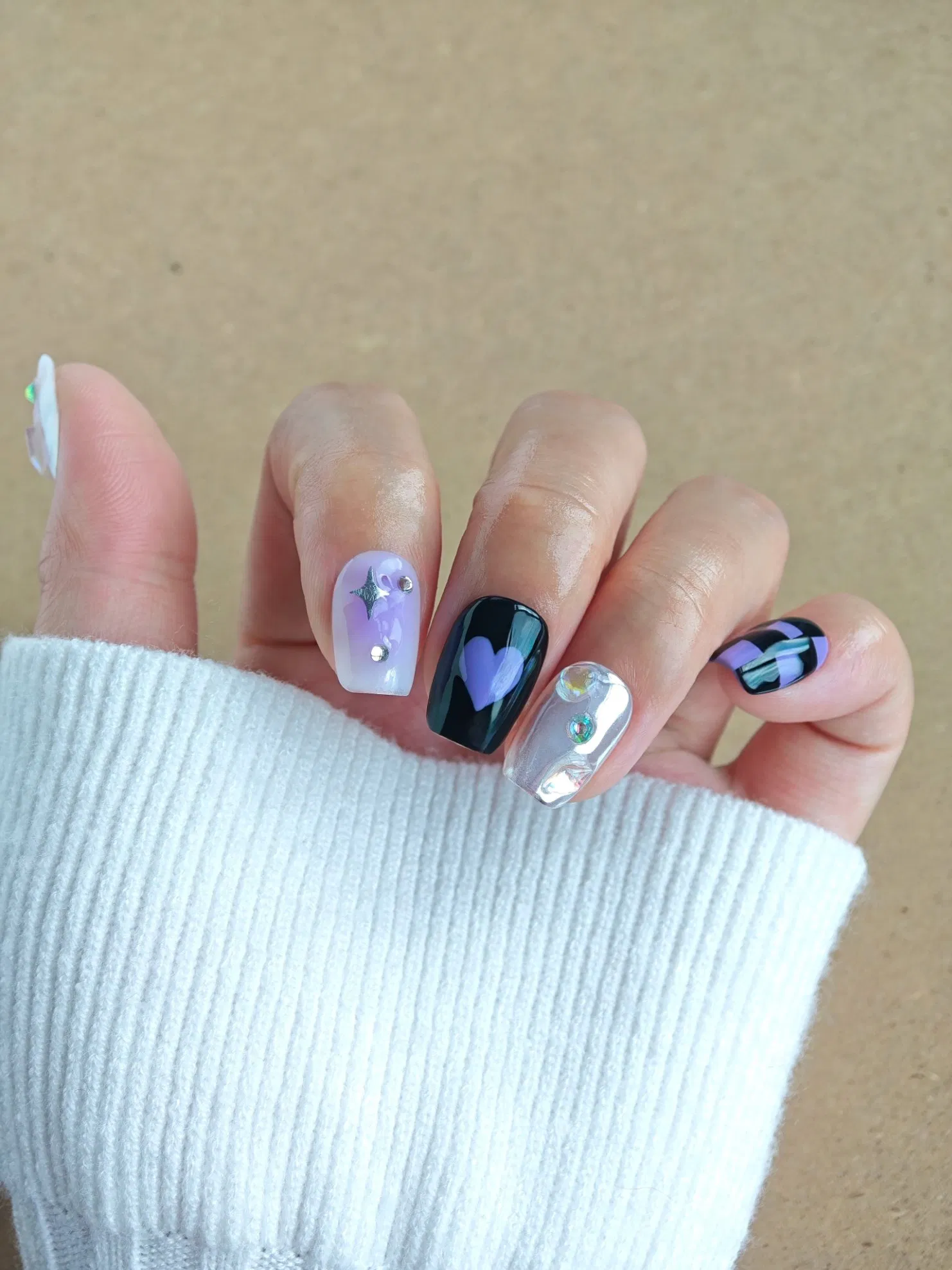 Purple Black Heart Acrylic Press-on Nails with Holographic Rhinestone Decor for Fashion Nails Art