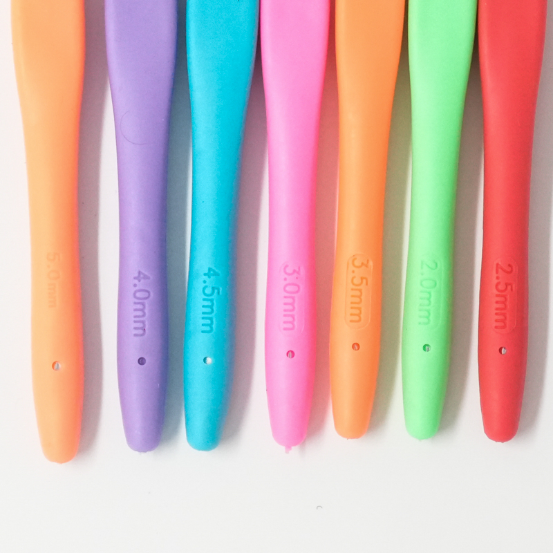 7 Colours Plastic Handle Aluminum Crochet Hook Set