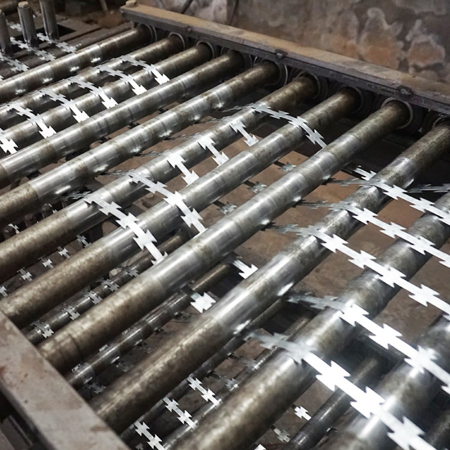 Hot Dipped Perimeter Security Fence Application High Strength Steel Wire Razor Blade Barbed Wire Mesh Roll Galvanized Concertina Razor Wire Tape Coil Bto-16