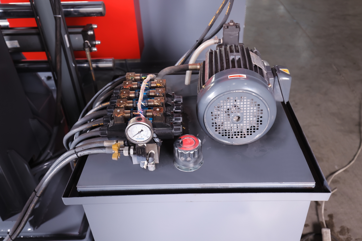 Ленточная пила по металлу полуавтоматическая гидравлическая