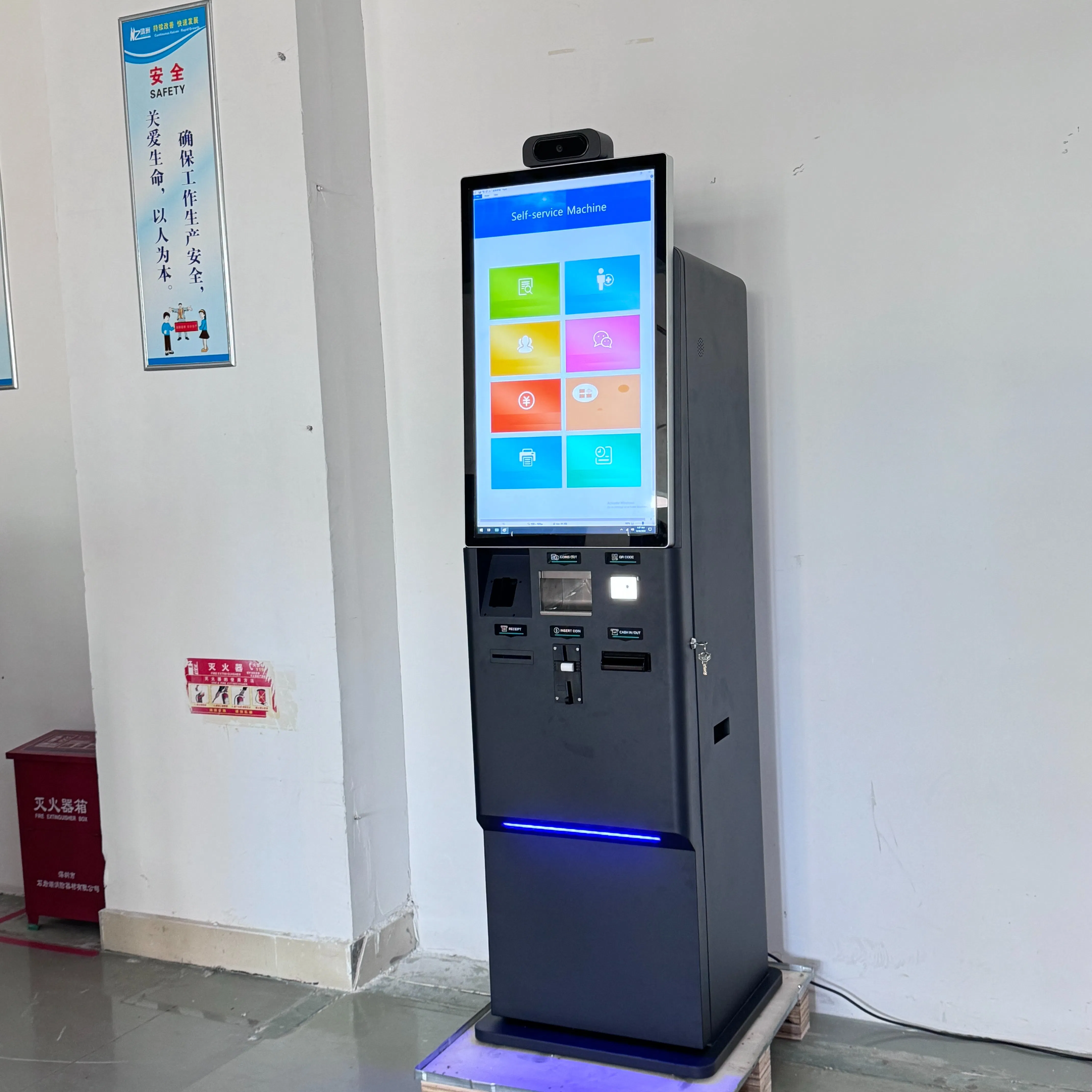 Сенсорный киоск для оплаты парковки с принтером