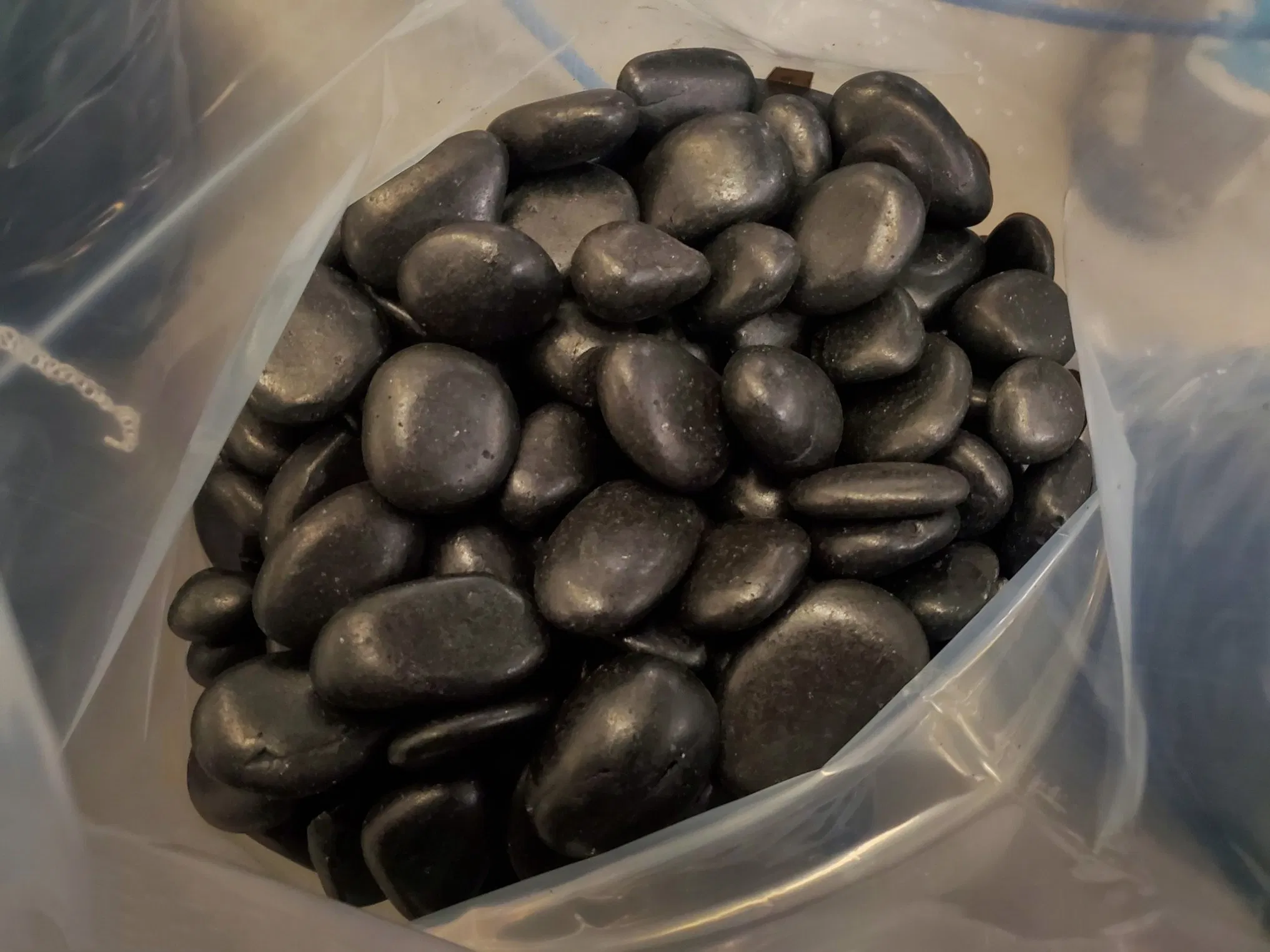 High Quality Garden Decoration Natural Polished Stone Black Pebble Landscape