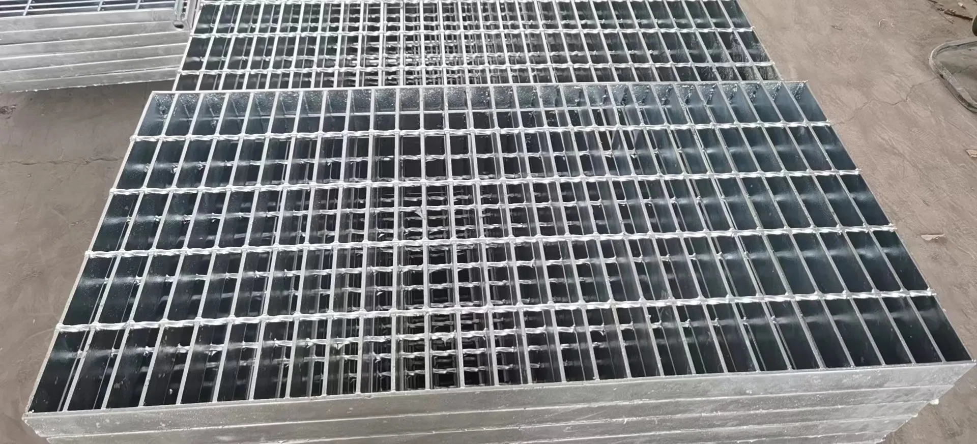 20FT*3FT Hot DIP Galvanized Serrated Grating for Nigeria Market