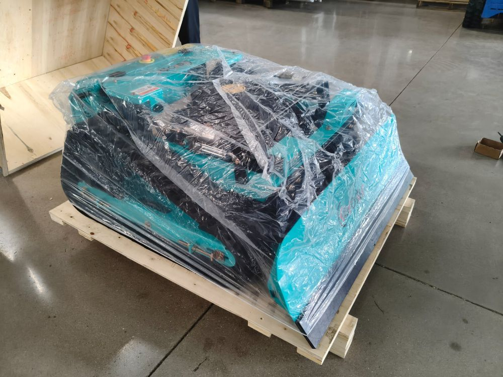 Гусеничная газонокосилка с дистанционным управлением