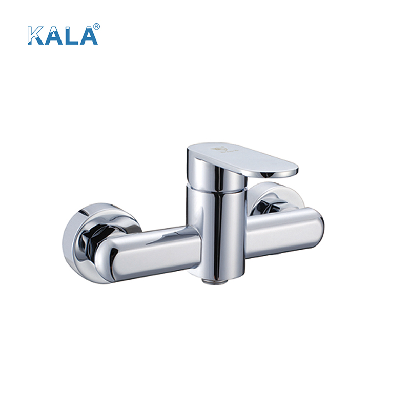 Настенный смеситель для ванны в хромированном латунном корпусе