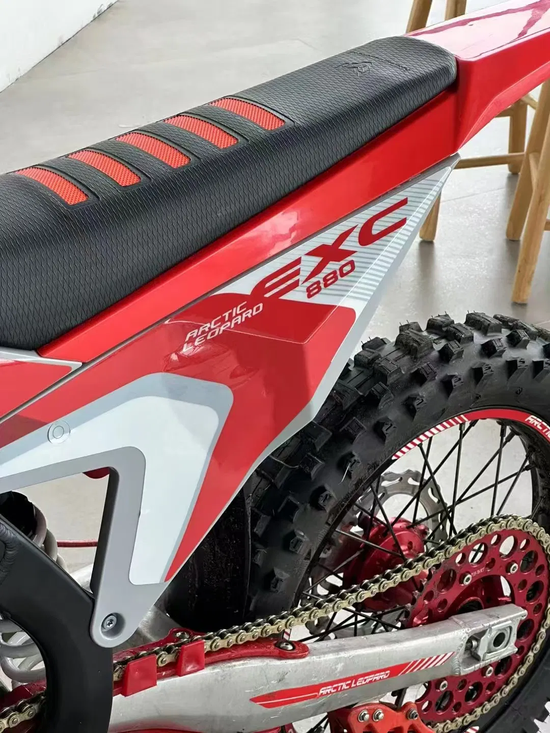 Arctic Leopard Cheetah Race Edition: Lightweight Titanium Frame E-Motorcycle