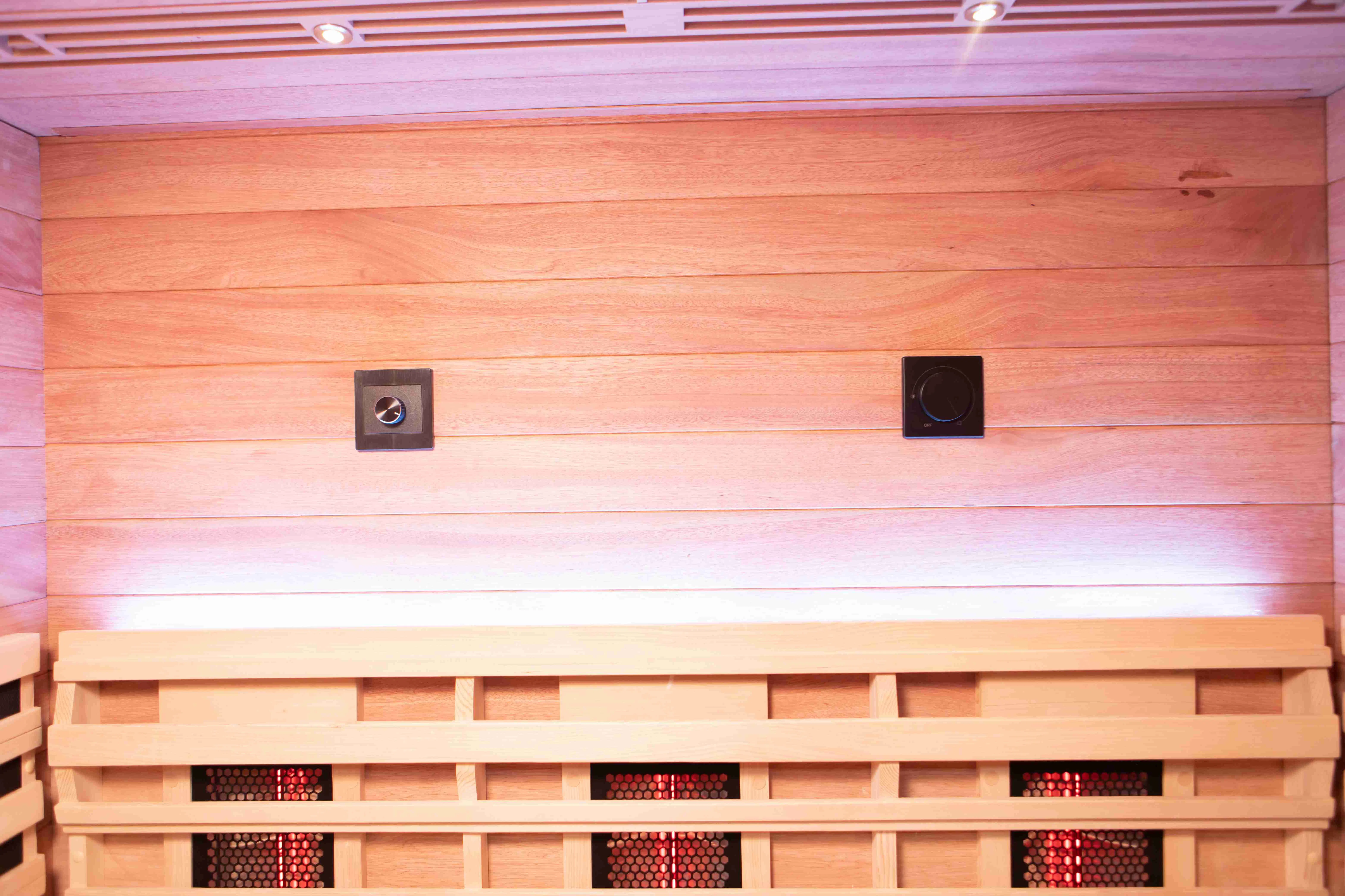 Инфракрасная сауна из термодерева с красным светом