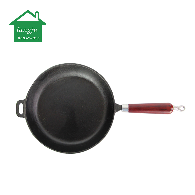 Чугунная сковорода с деревянной ручкой