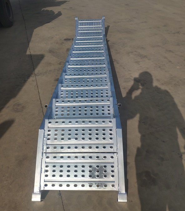 Q195 590mm 610mm Factory Price Pre Galvanized Scaffolding Step Ladder Scaffolding Staircase with Handrail