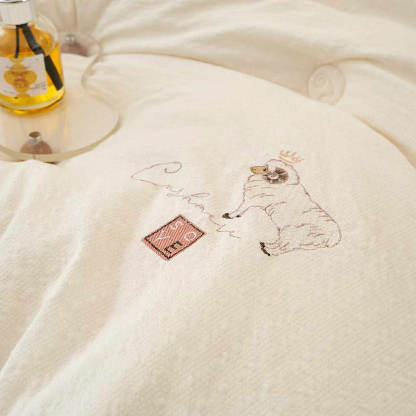 Hot Selling Soybean Filled Quilts for Autumn and Winter, Suitable for Use with Air Conditioners