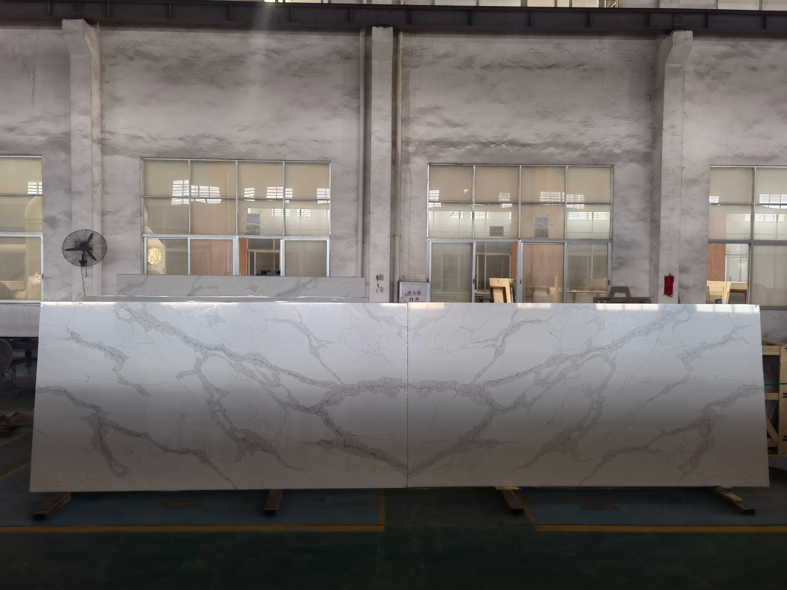 China 3200X1600mm Calacatta Quartz Slabs for Countertops/Islandtops/Bathroom Vanity/Wall Cladding/Floor Customized
