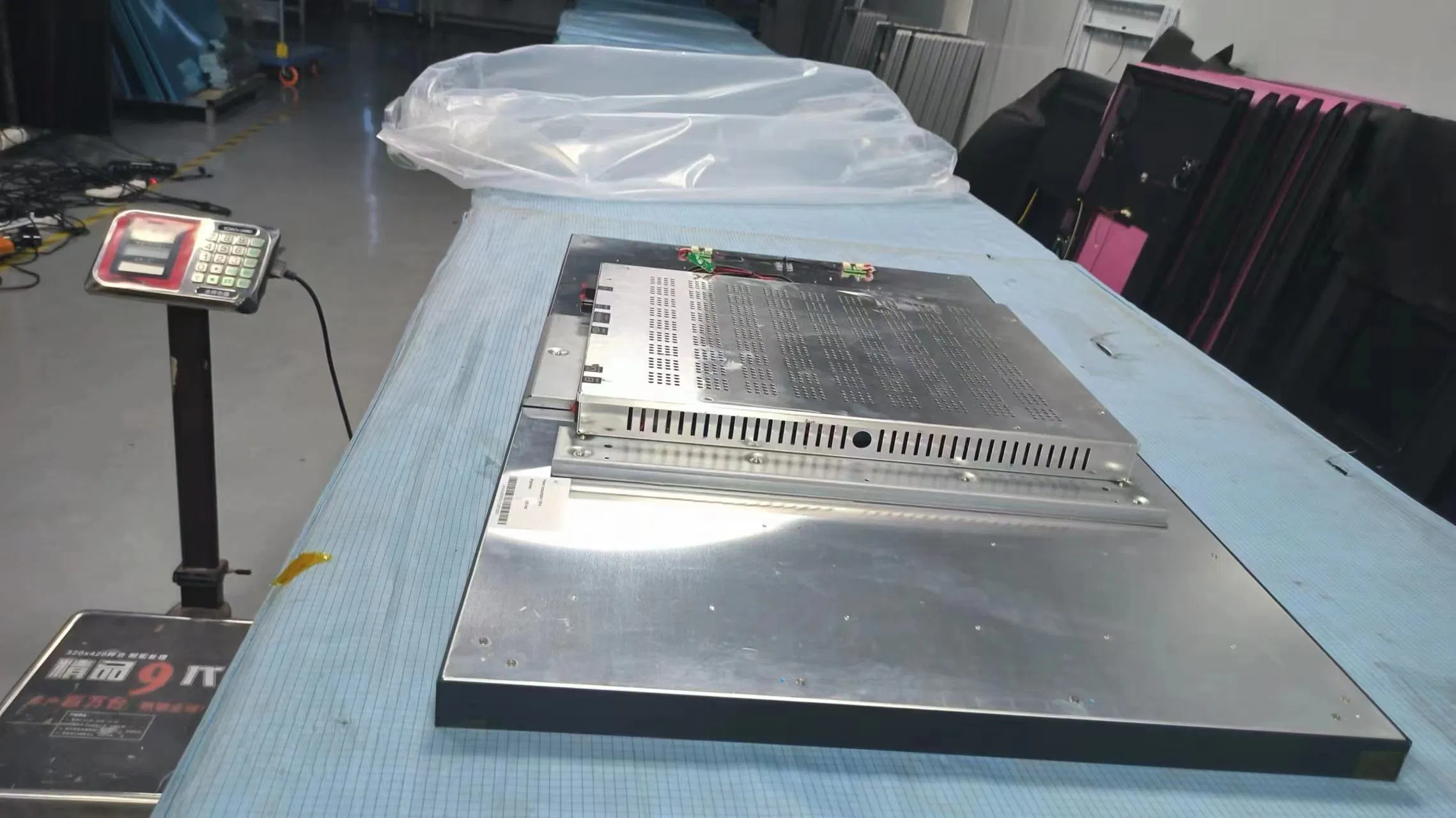 32-дюймовый сенсорный LCD монитор с Android и Wi-Fi