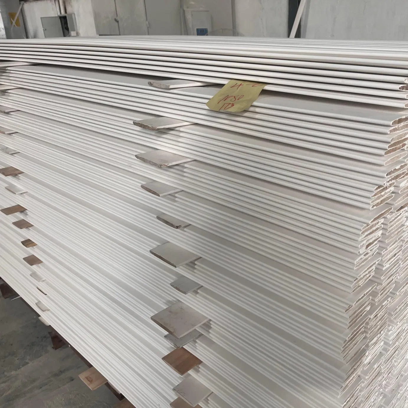 White Primed S4s E0 Wood Door Trim Waterproof Customizable Moulding Skirting Baseboard