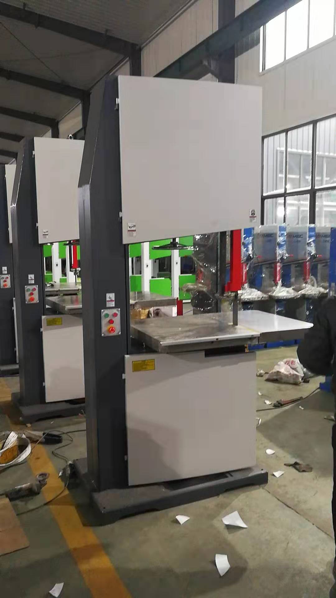 Станок ленточнопильный по дереву для прямой и криволинейной резки MJ398