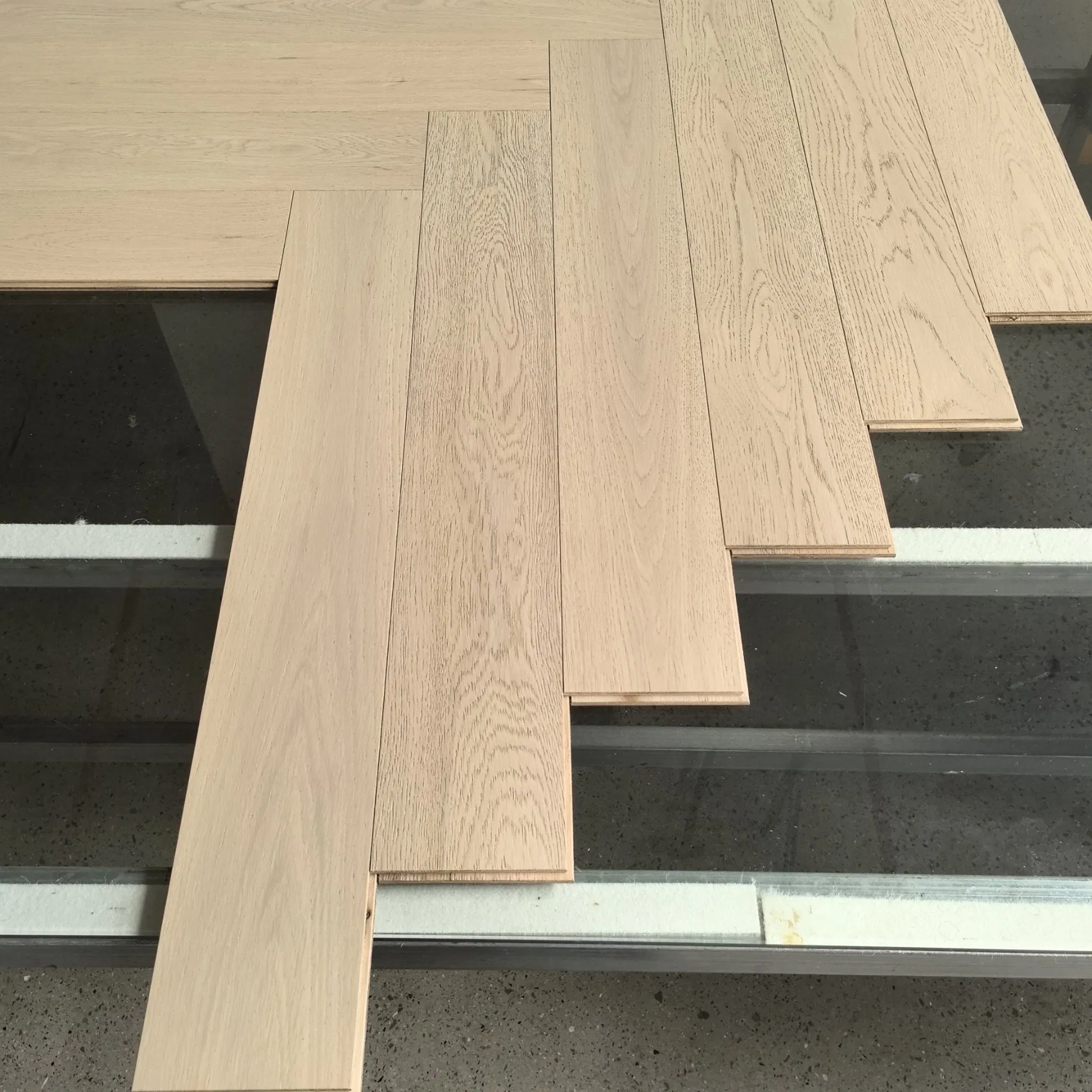 Herringbone Natural European Oak Flooring Indoor Multilayered Wide Plank Hardwood White Oak Engineered Wood Flooring