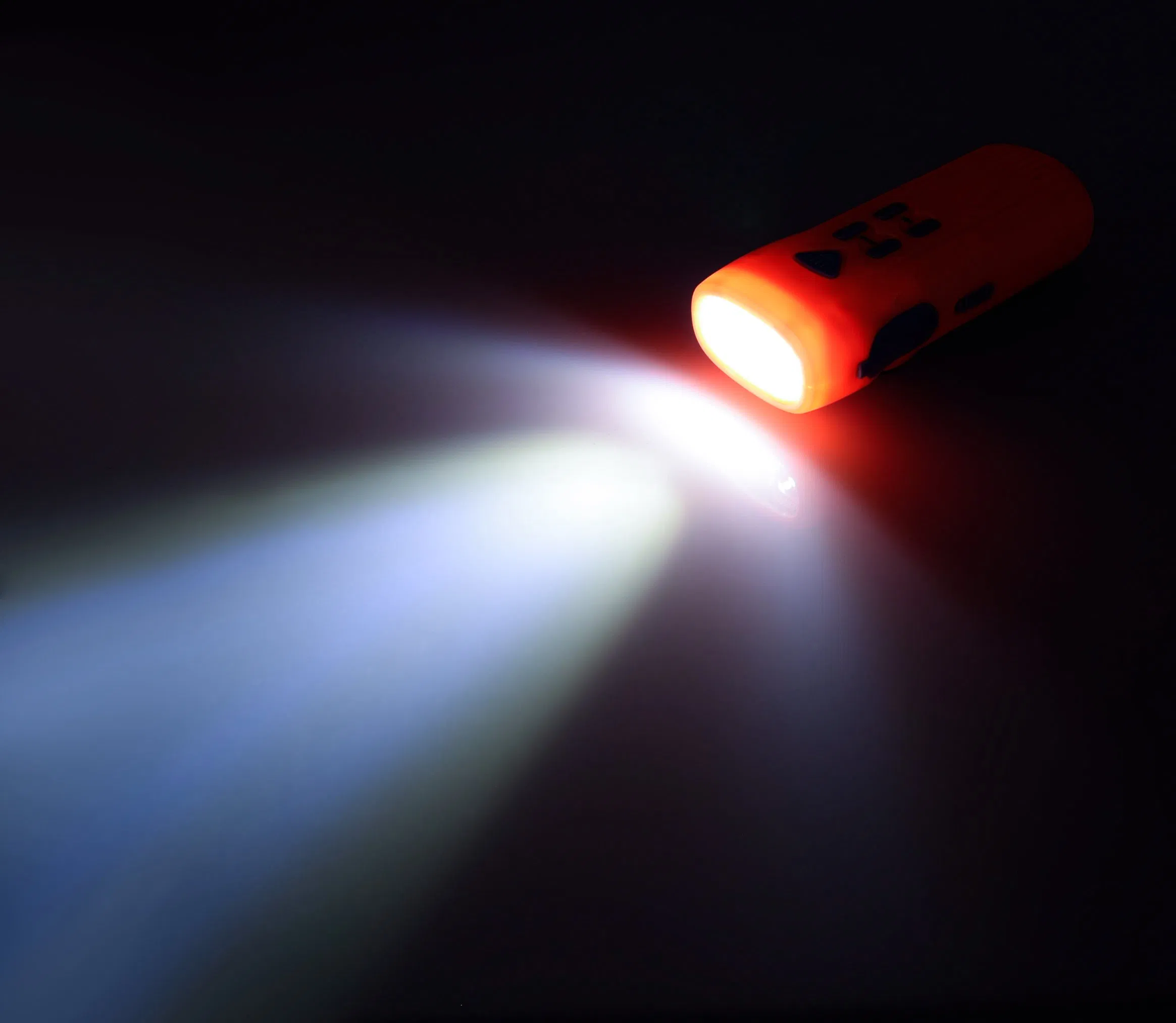 Портативное радио с фонариком и зарядкой