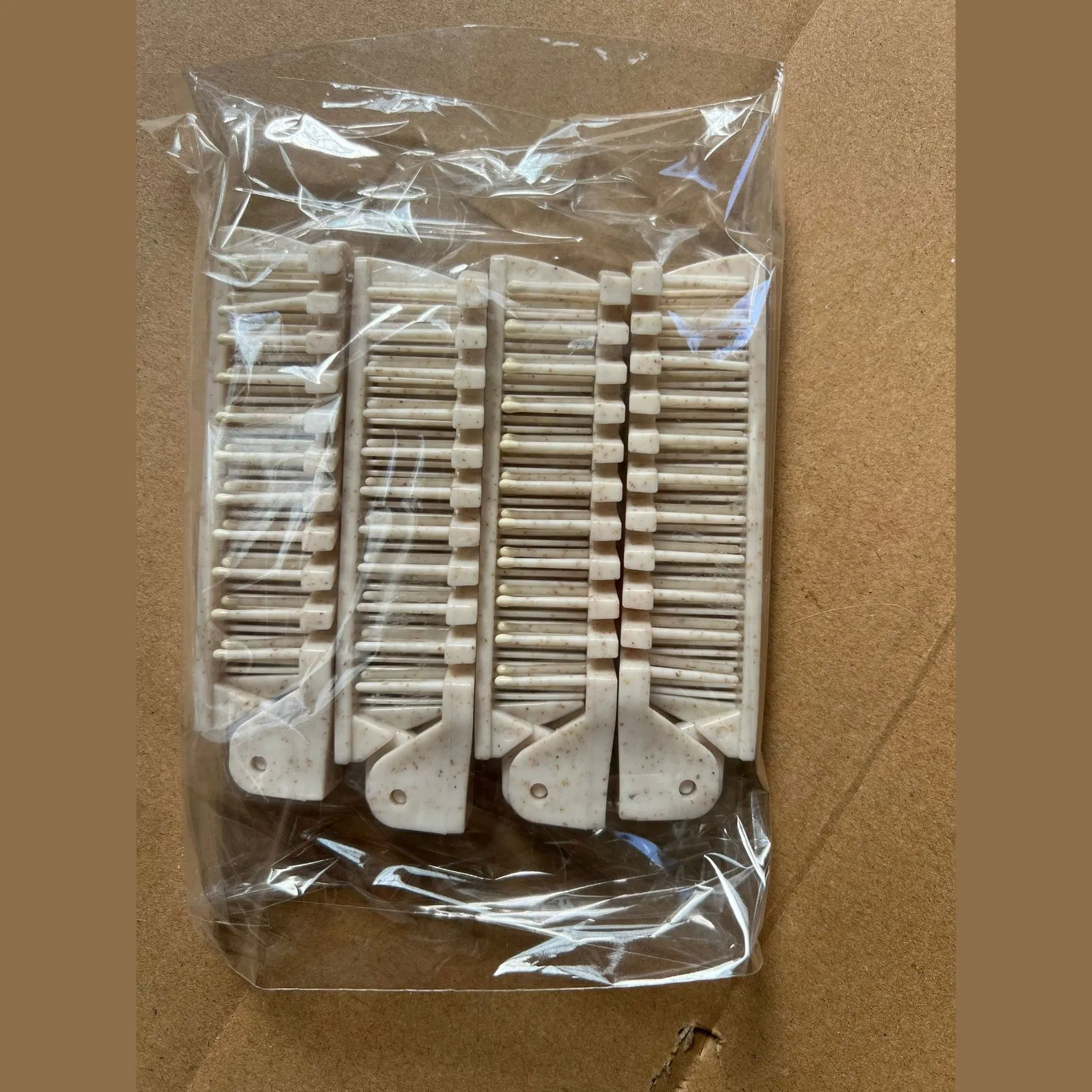 Folded Wheat Straw Comb with Hotel Amenities for Guest Room Using