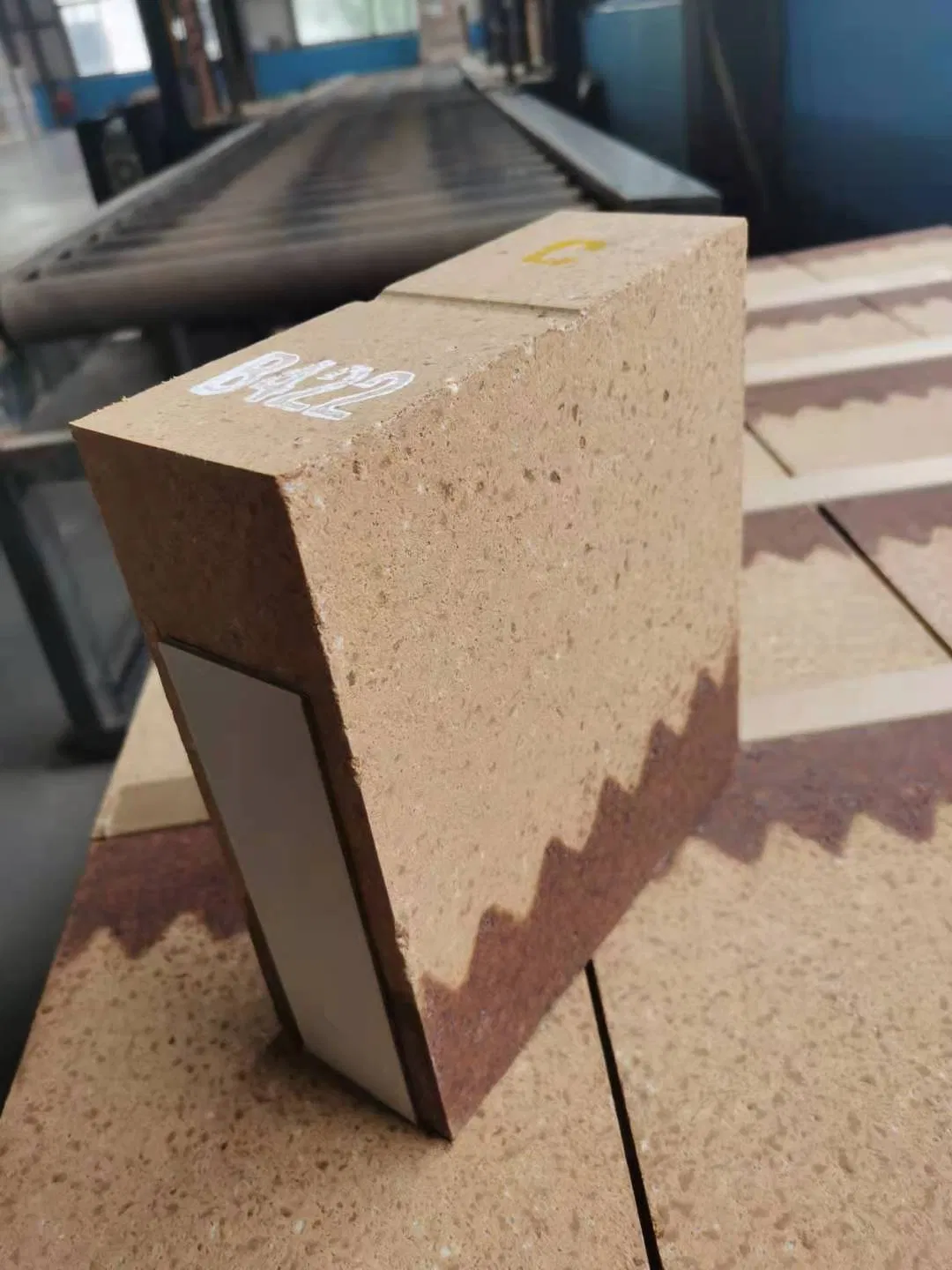 Огнеупорный кирпич с низкой теплопроводностью магнезиально-шпинельный