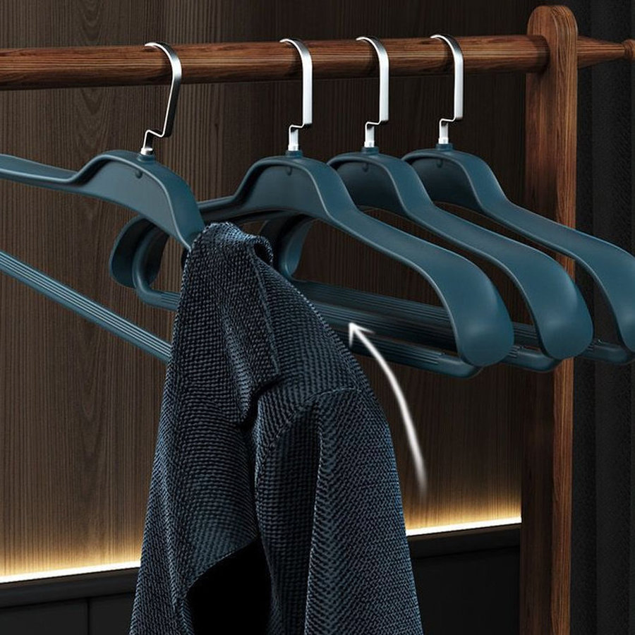 Пластиковая вешалка для одежды с широкими плечиками