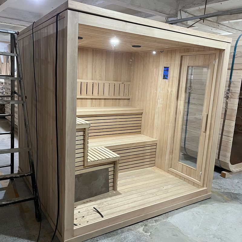 Уличная сауна-куб с окнами из хемлока