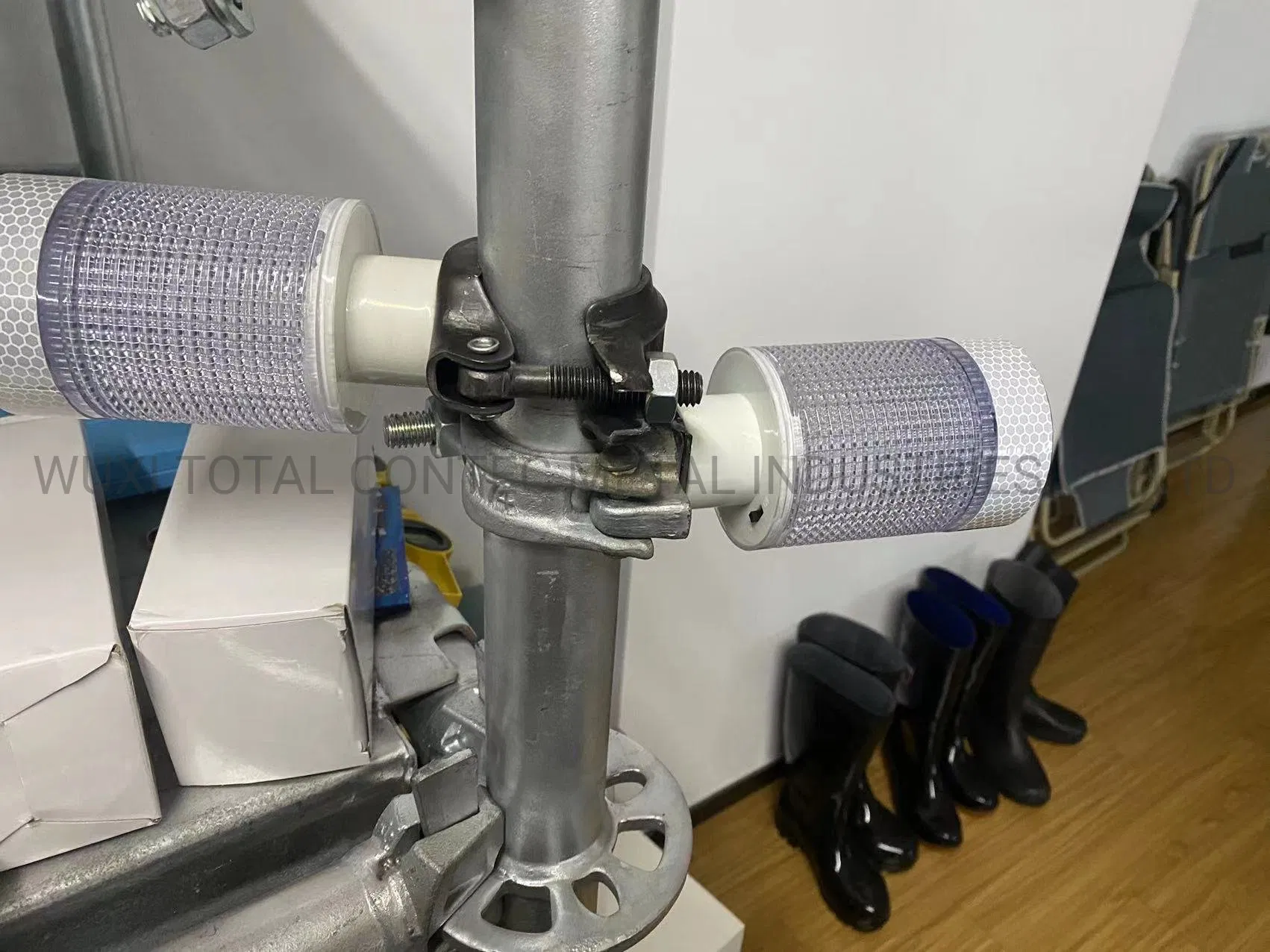 High Quality Solar Powered Barricade Flashing Warming Light with 48.3mm Half Coupler for Sale