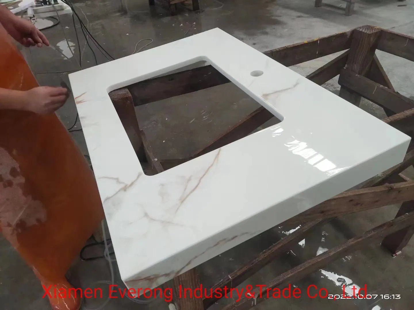 Us Popular Quartz Stone White Bathroom Solid Surface Counter Top with Sink Cut