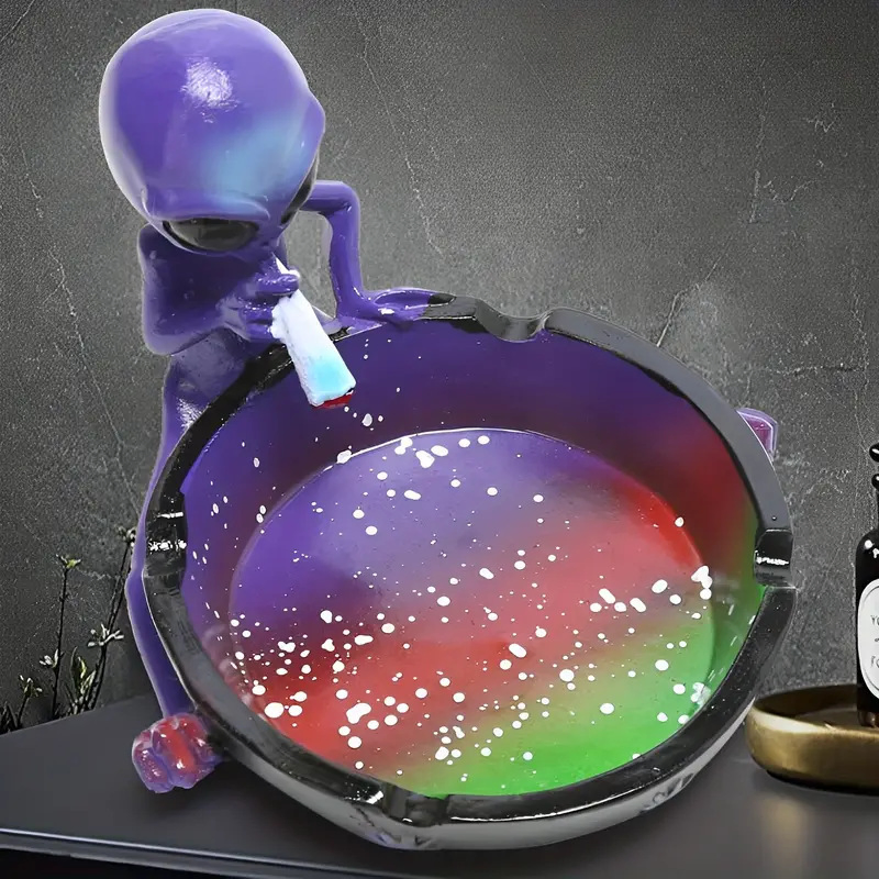 Wholesale Fantasy Gifts Ornament Resin Multicolor Alien Smoking Ashtray