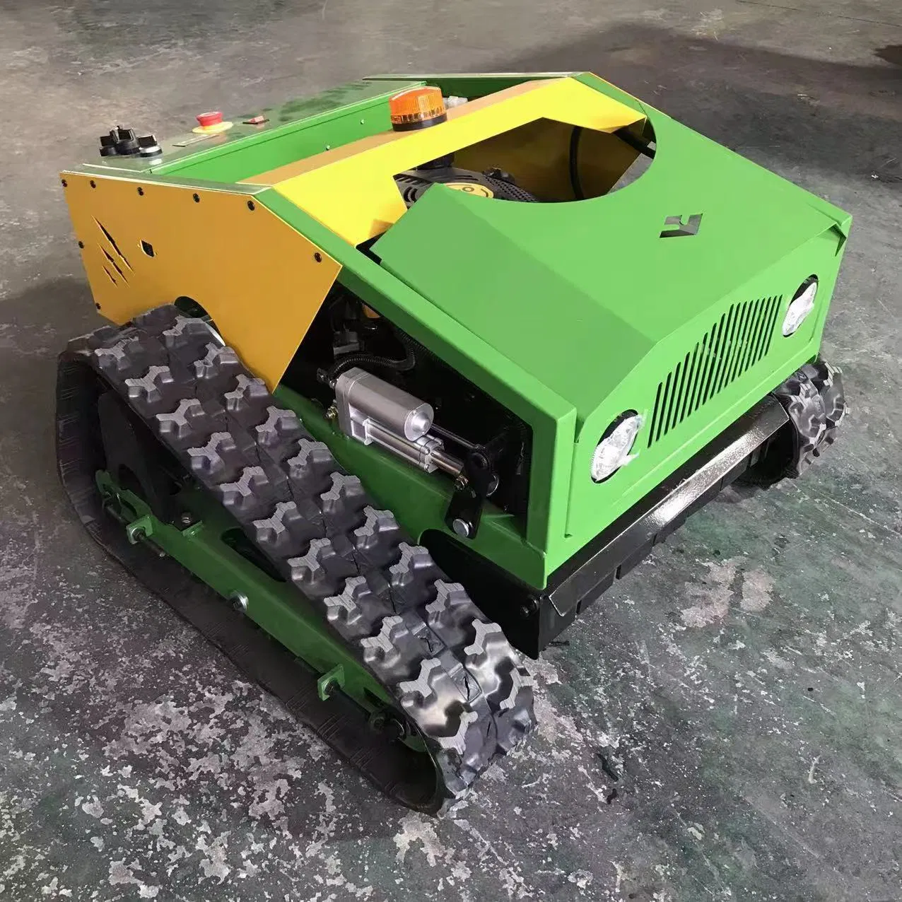 Гусеничная газонокосилка с дистанционным управлением