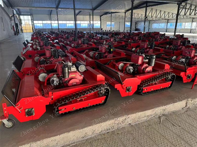 Робот-газонокосилка с бензиновым двигателем и пультом ДУ