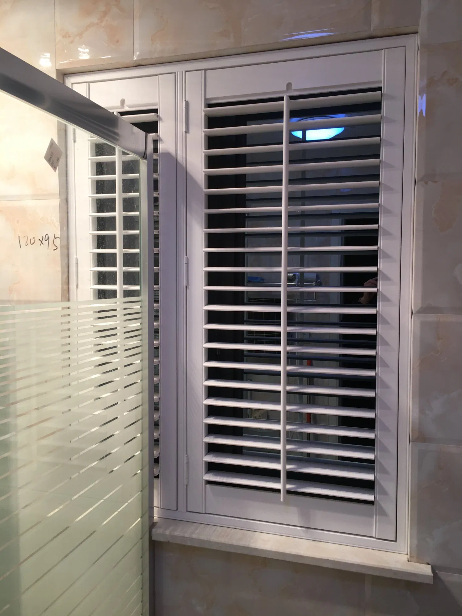 PVC Faux Wood Wooden/UPVC Plantation Shutters with Cheap Price