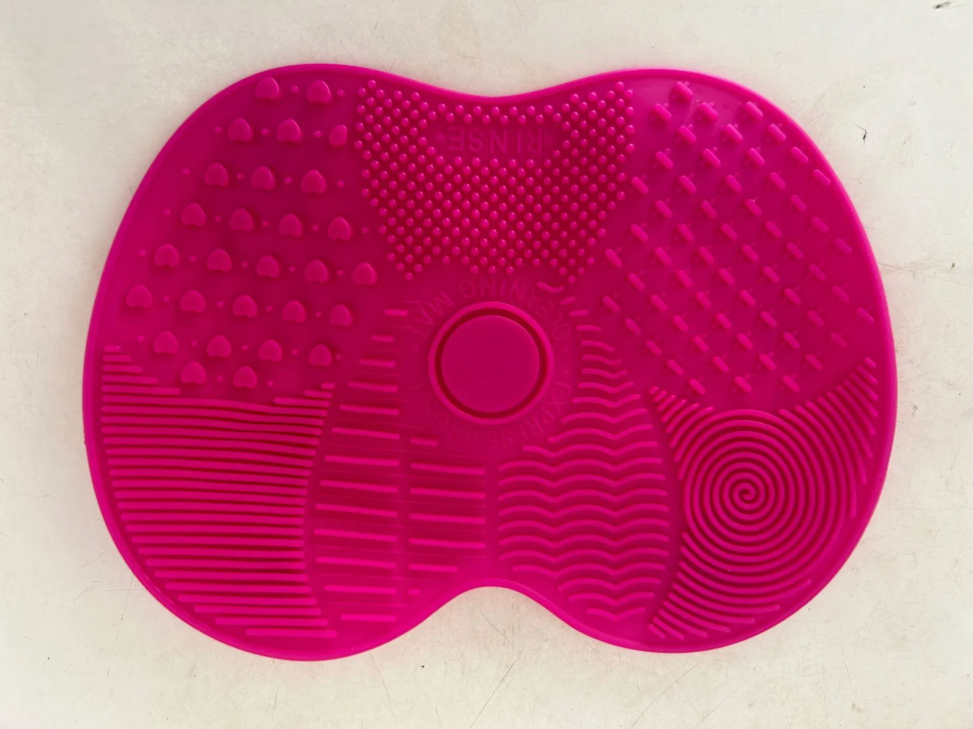 Silicone Apple-Shaped Makeup Brush Cleaning Mat Portable with Suction Cups Reusable Beauty Tool (In Stock)