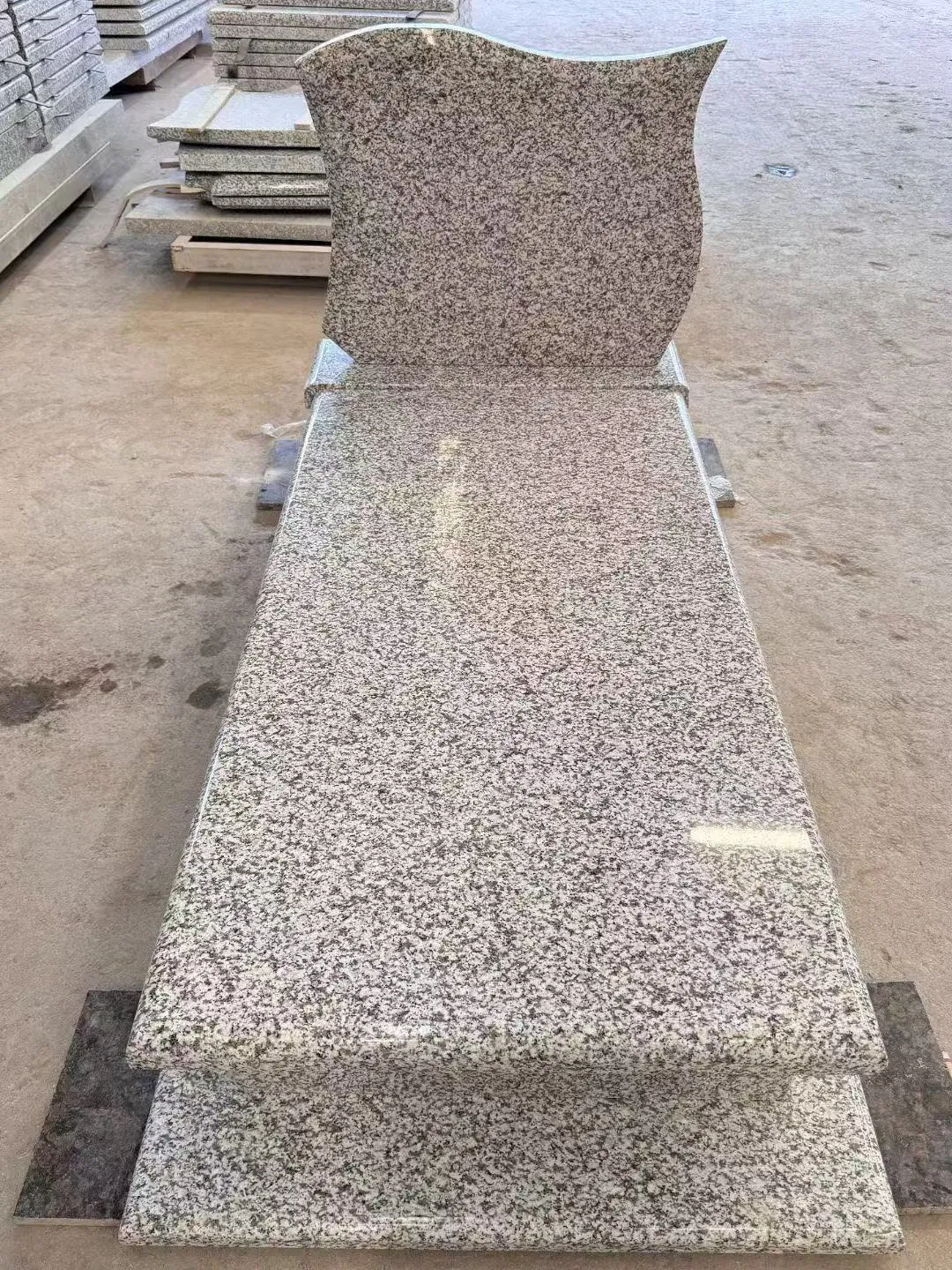 China Cheap Granite Funeral Memorial Stone with Custom Design