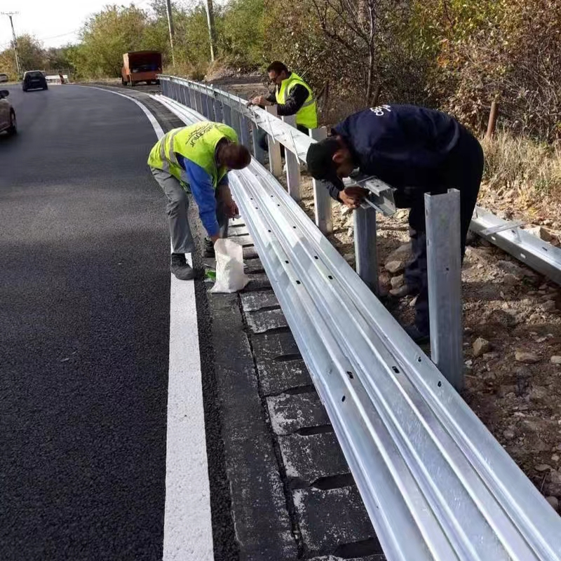 High Quality Stainless Steel Traffic Barrier W Beam Thrie Wave Galvanized Highway Guard Rails En1317 Standard with CE Certificate
