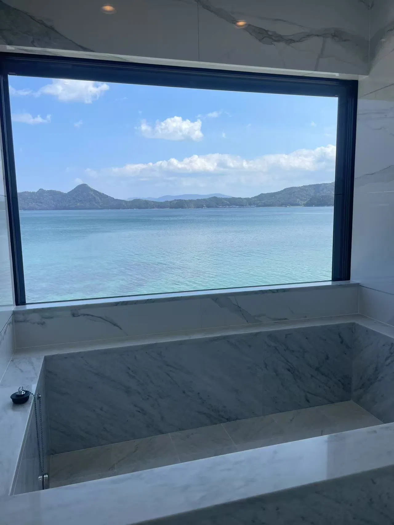Мраморная ванна Carrara White