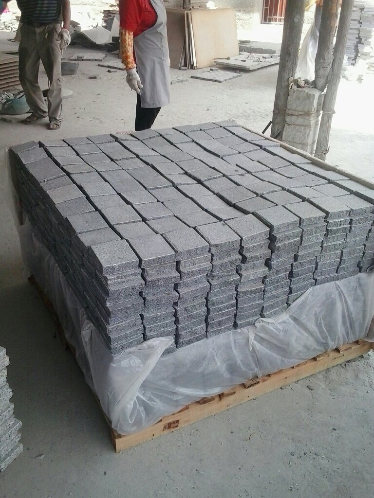 Natural Stone G654 Dark Gray Granite Cube/Cobble Stone Paving for Exterior on Mesh