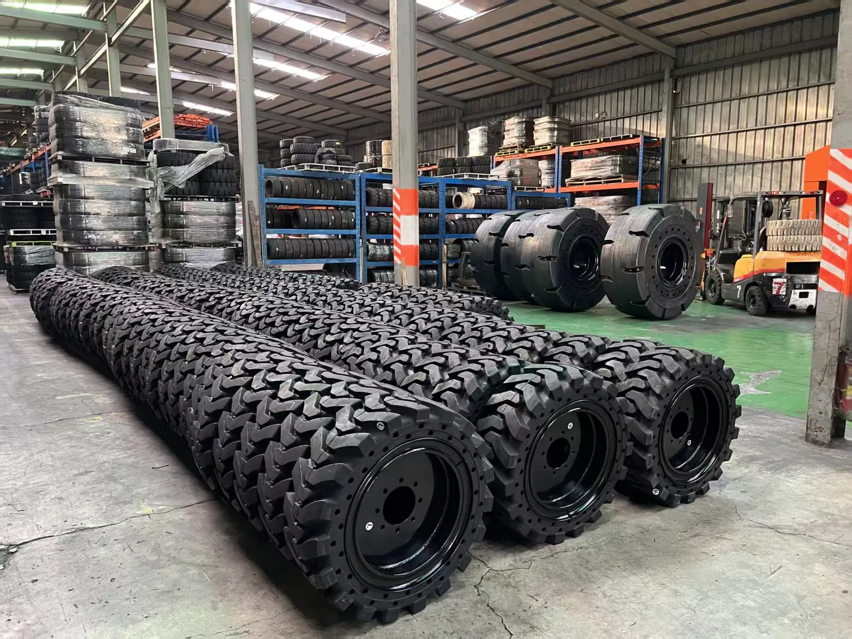 Цельная шина 14.00-24 для телескопического погрузчика