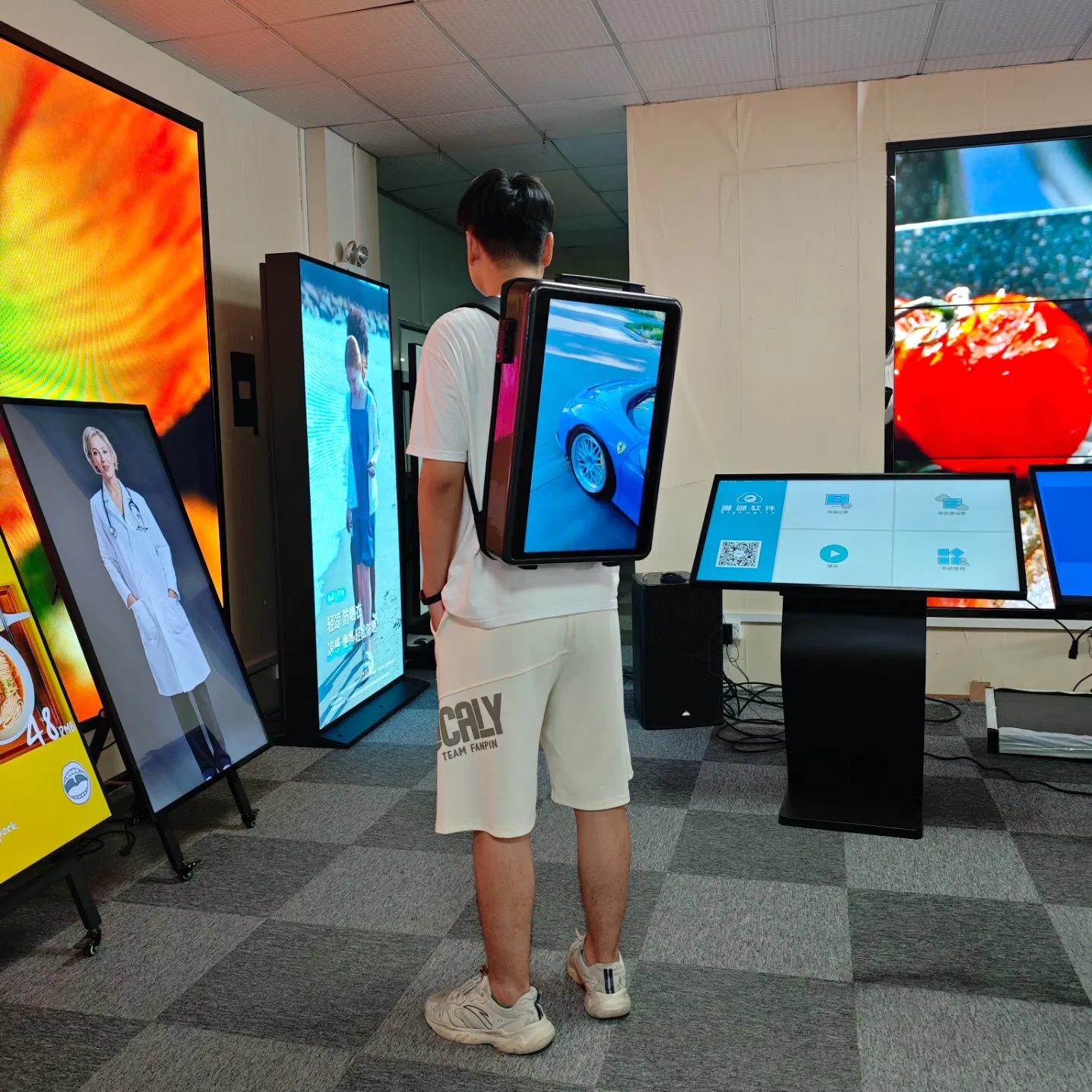 21.5 Inch Waterproof Billboard LCD Backpack Screen Android WiFi Digital Advertising Display with Long-Lasting Battery Portable Digital Signage