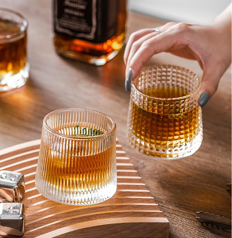 Whiskey Glass and Zinc Alloy Metal Skeleton Hand Whiskey Glasses